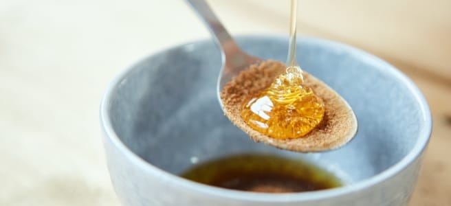 Gommage maison à l’huile d’amande douce et au sucre de coco