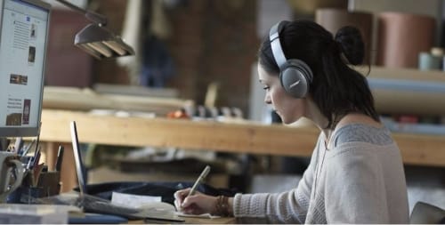 Femme qui travaille en portant un casque Bose