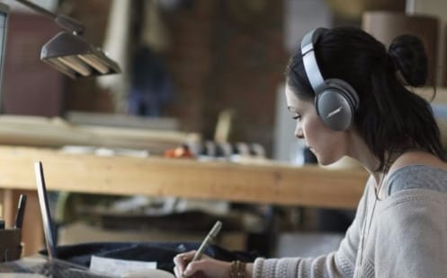 Homme marchant au milieu de la foule avec un casque sur les oreilles