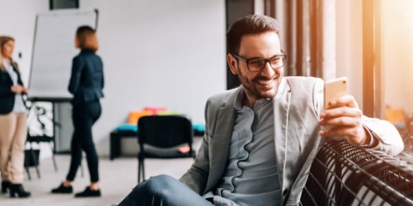 Illustration d'un homme heureux d'utiliser son smartphone