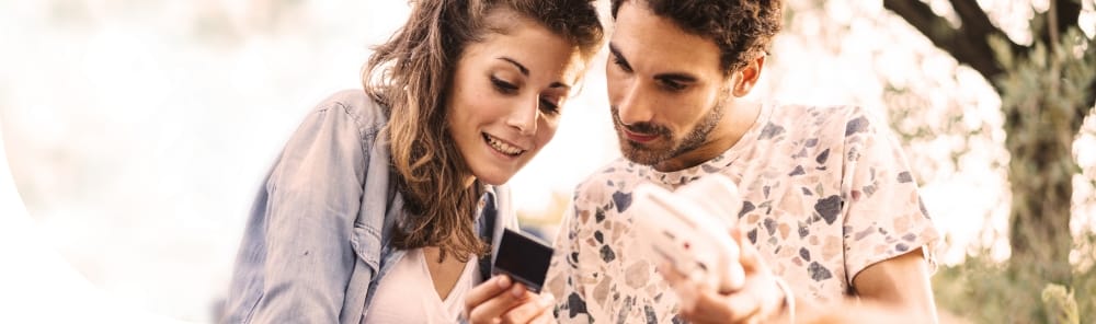 Illustration d'un homme heureux d'utiliser son smartphone