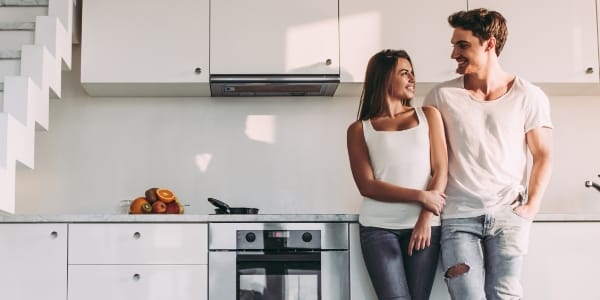 Photo d'un couple dans leur cuisine