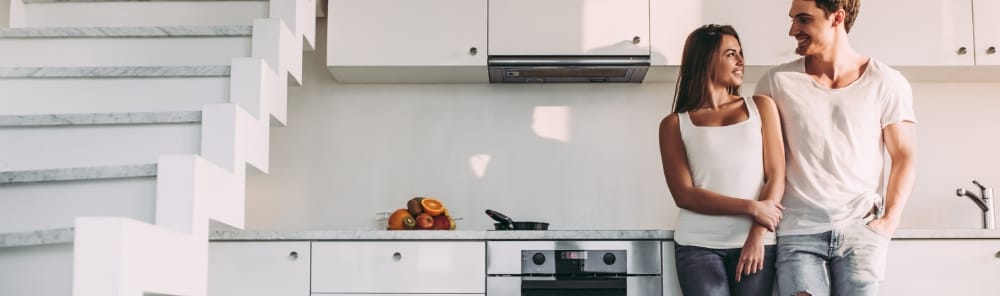 Photo d'un couple dans leur cuisine