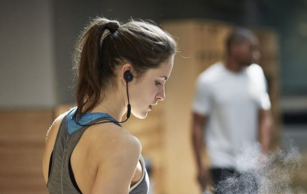 Sportive avec des écouteurs