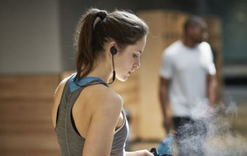 Sportive avec des écouteurs