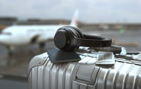 Un casque posé sur une valise