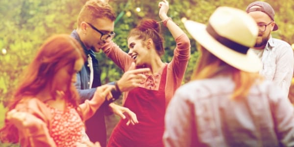 Photo d'un groupe de personnes qui dansent en extérieur