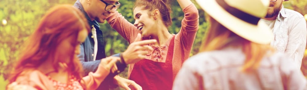 Photo d'un groupe de personnes qui dansent en extérieur