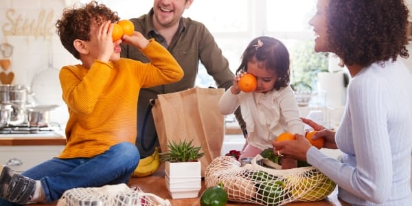 Illustration d'un homme heureux d'utiliser son smartphone