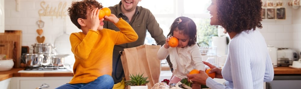 Illustration d'un homme heureux d'utiliser son smartphone