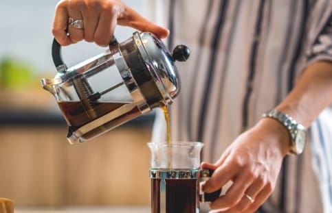 Une boule à thé ou une cafetière à piston