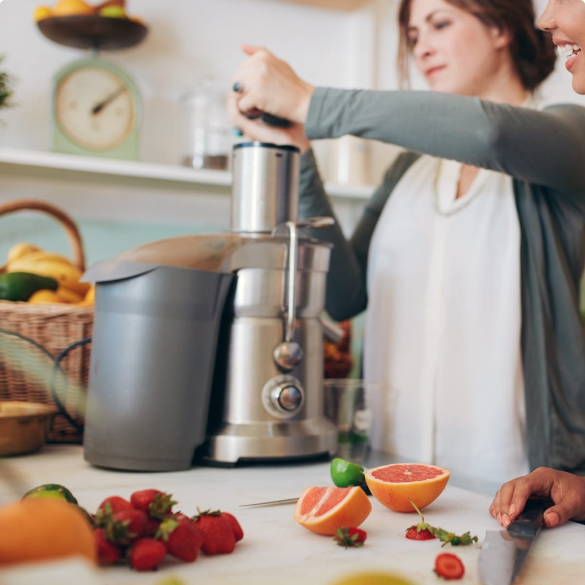 Photo d'une personne utilisant un extracteur de jus