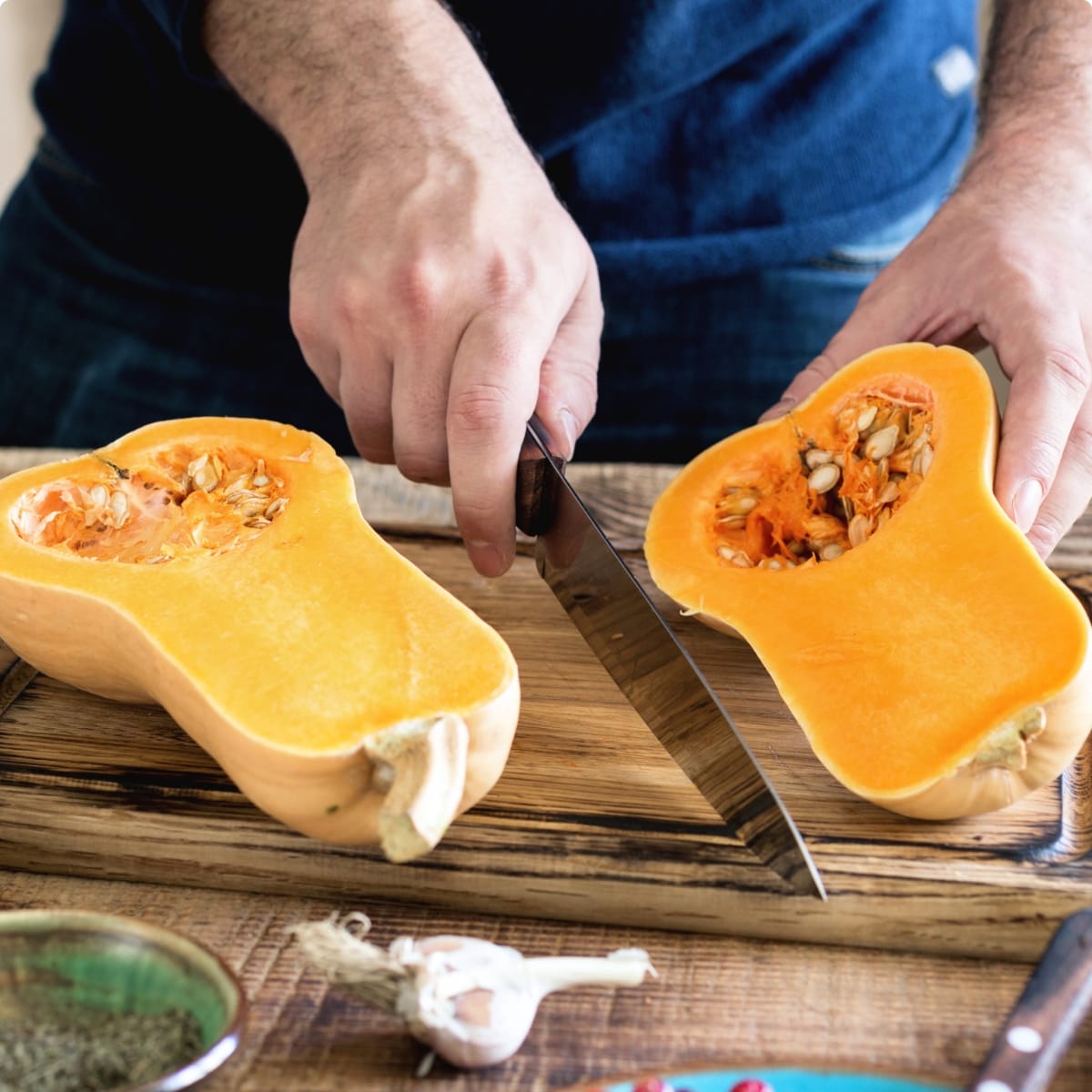Photo d'une personne découpant un légume