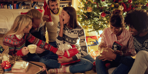 Photo de personnes ouvrant des cadeaux