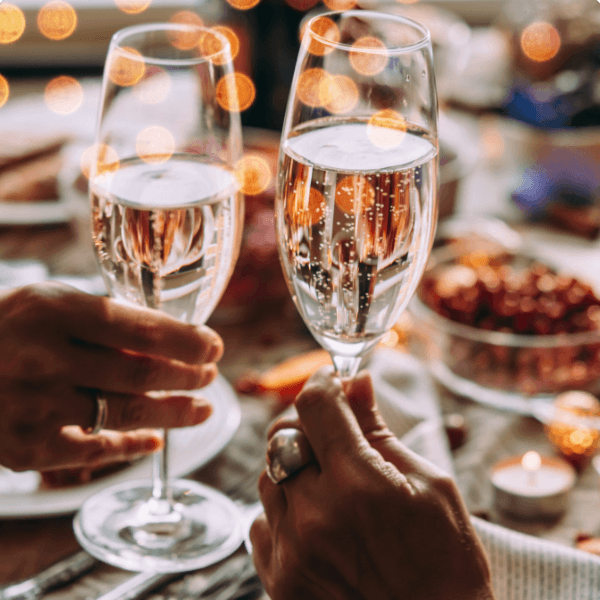 Photo de personnes trinquant