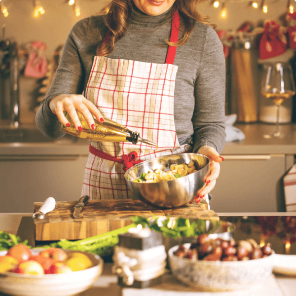 Photo d'une femme découpant des légumes
