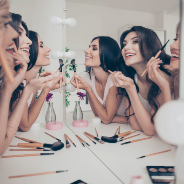 Photo de femmes se maquillant