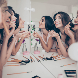 Photo de femmes se maquillant