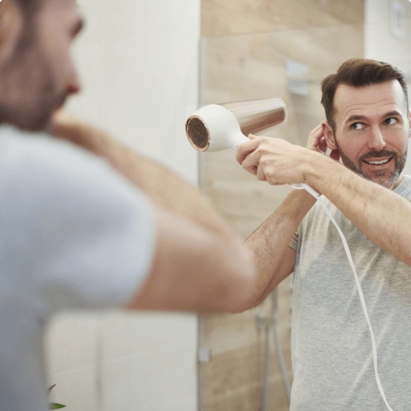 Photo d'un homme se séchant les cheveux