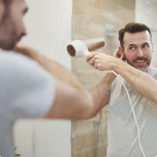 Photo d'un homme se séchant les cheveux