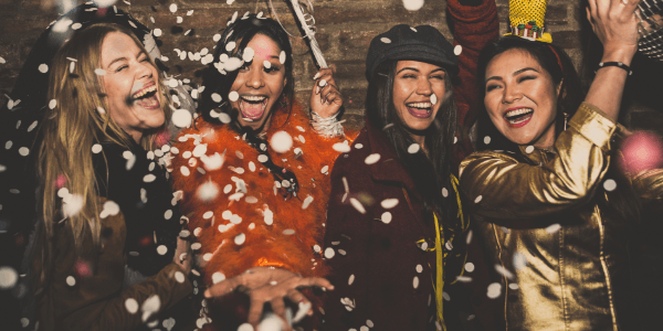 Photo d'un groupe de personnes faisant la fête