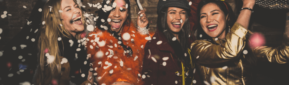Photo d'un groupe de personnes faisant la fête