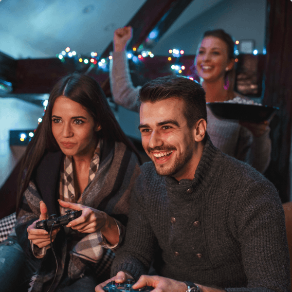 Photo de deux personnes jouant à un jeu vidéo
