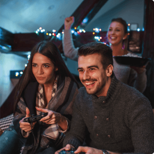 Photo de deux personnes jouant à un jeu vidéo