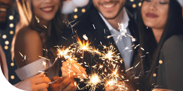 Photo d'un groupe de personnes réunies autour d'artifices