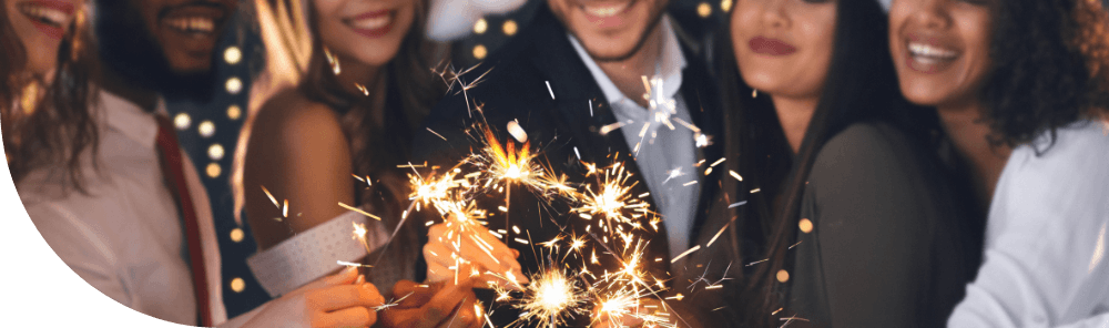 Photo d'un groupe de personnes réunies autour d'artifices