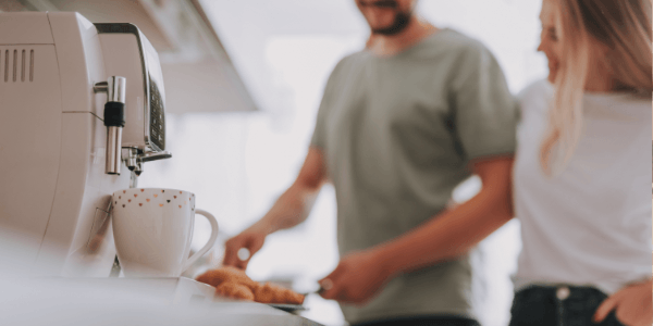 Photo d'une personne se faisant un café