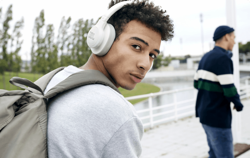 Photo d'une personne travaillant avec un casque sur les oreilles