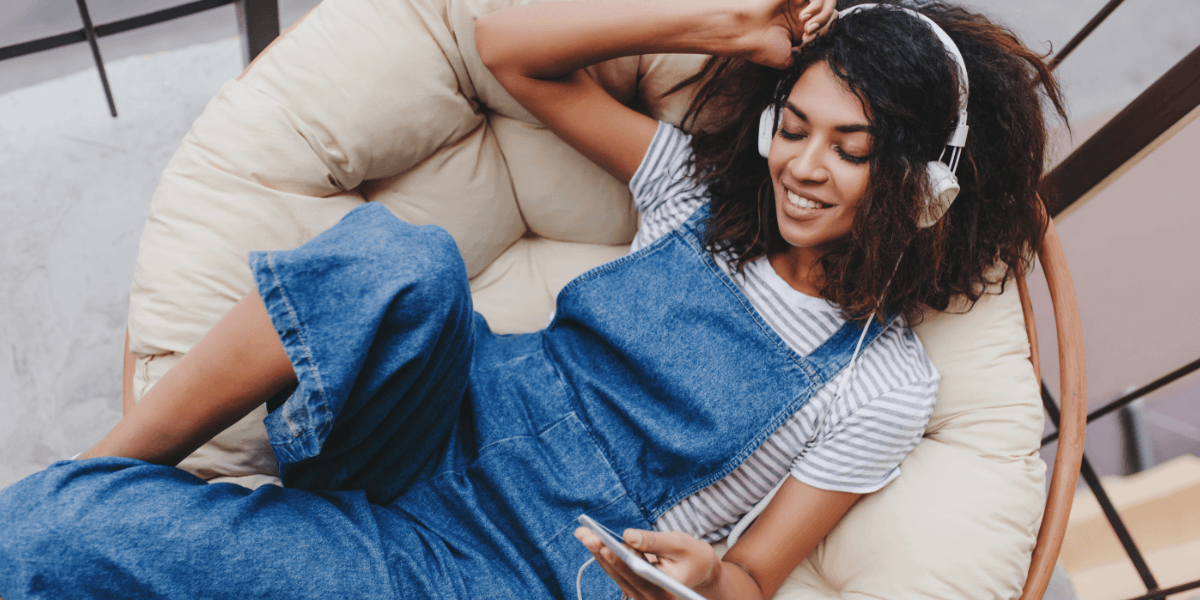 Photo d'une personne avec un casque audio