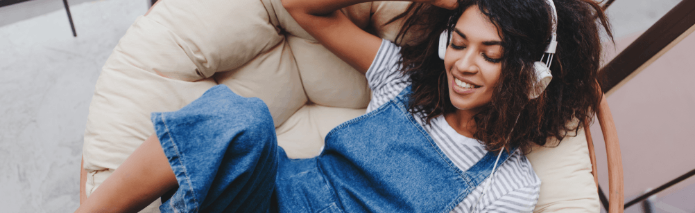 Photo d'une personne avec un casque audio