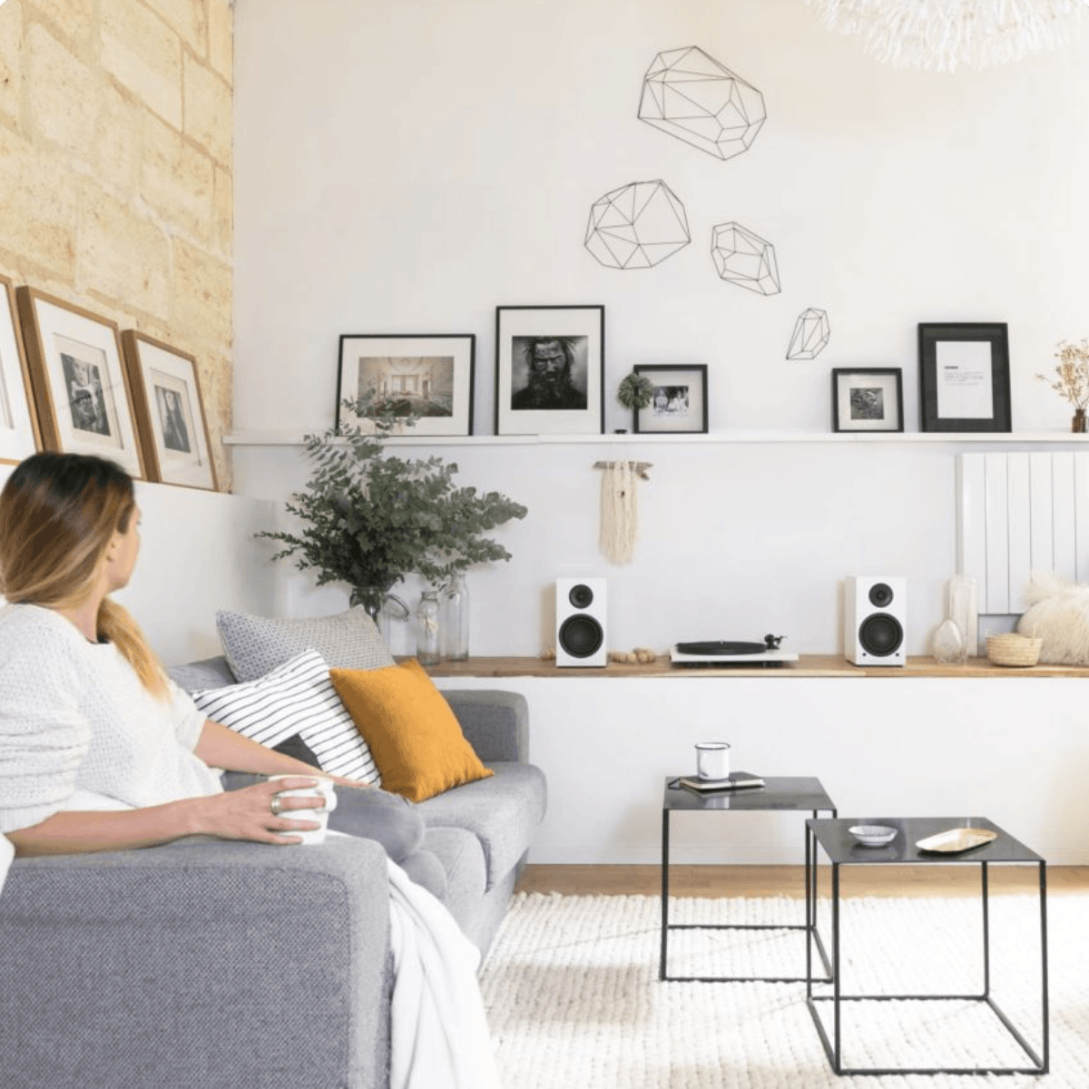 Photo d'une personne regardant des enceintes hifi