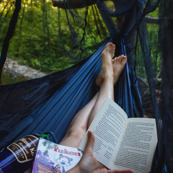 Lecture dans un hamac