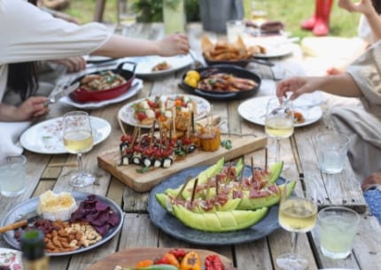 Photo d'une table extérieur bien garnie en nourriture