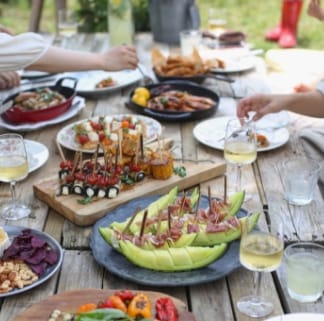 Photo d'une table extérieur bien garnie en nourriture