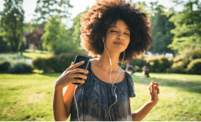 Photo d'une fille qui écoute de la musique