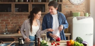 photo d'un couple faisant la cuisine