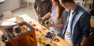 photo d'un groupe devant un imprimante 3D