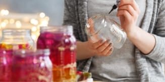 photo d'une personne décorant un bocal