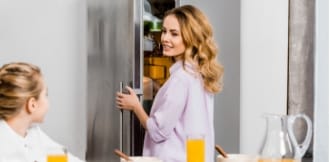 photo d'une femme ouvrant son réfrigérateur