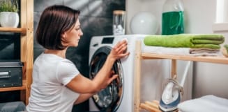 photo d'une femme programmant son lave-linge