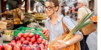 photo d'une femme faisant son marché