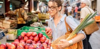 photo d'une femme faisant son marché