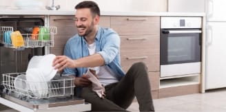 photo d'un homme étrangement trop heureux de vider son lave vaisselle