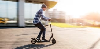 photo d'un homme sur sa trottinette fonçant à toute allure