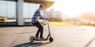 photo d'un homme sur sa trottinette fonçant à toute allure