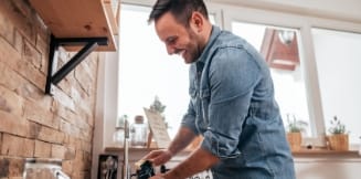 photo d'un homme faisant la vaisselle